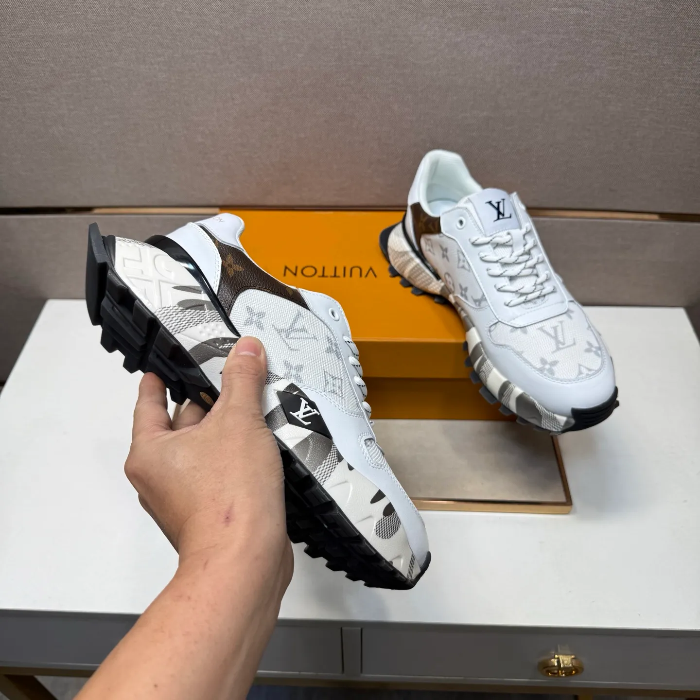 ⬛️Men's shoes 💰p442【LV～】Men's casual shoes 2025z cabinet sales simultaneously 🔶Size: 38-44#️⃣ 🔷2 colors🔜The upper is made of multi-material splicing➕Mesh lining, comfortable and breathable, sole: original comfortable and wear-resistant outsole, ⚠️real thing📱photographed🎬real thing is better📢📢📢